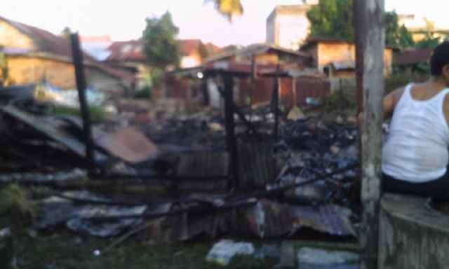 Rumah warga yang hangus terbakar